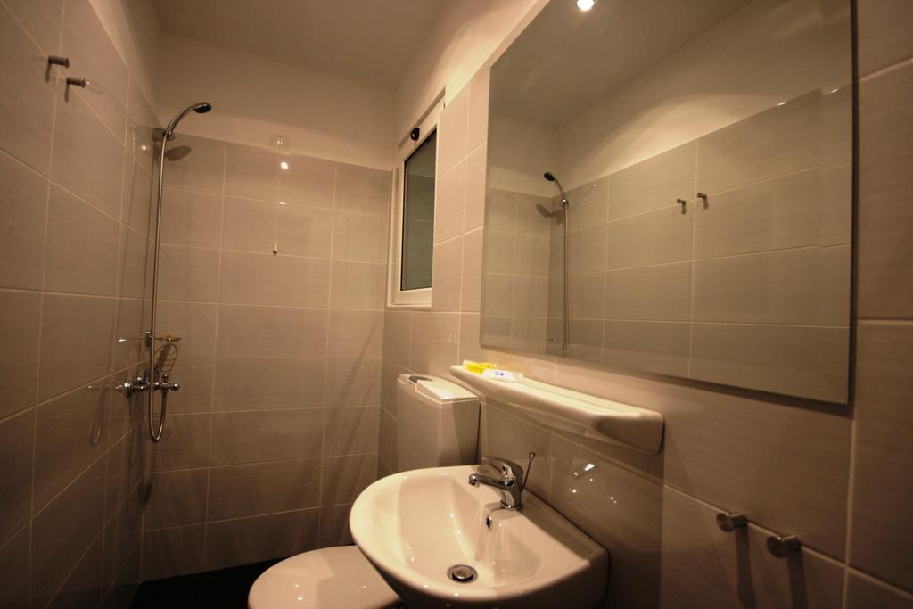 Vienna Hotel Athena Bagian luar foto