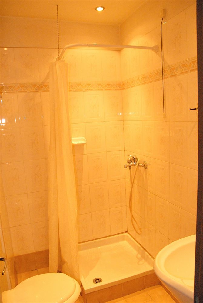 Vienna Hotel Athena Bagian luar foto
