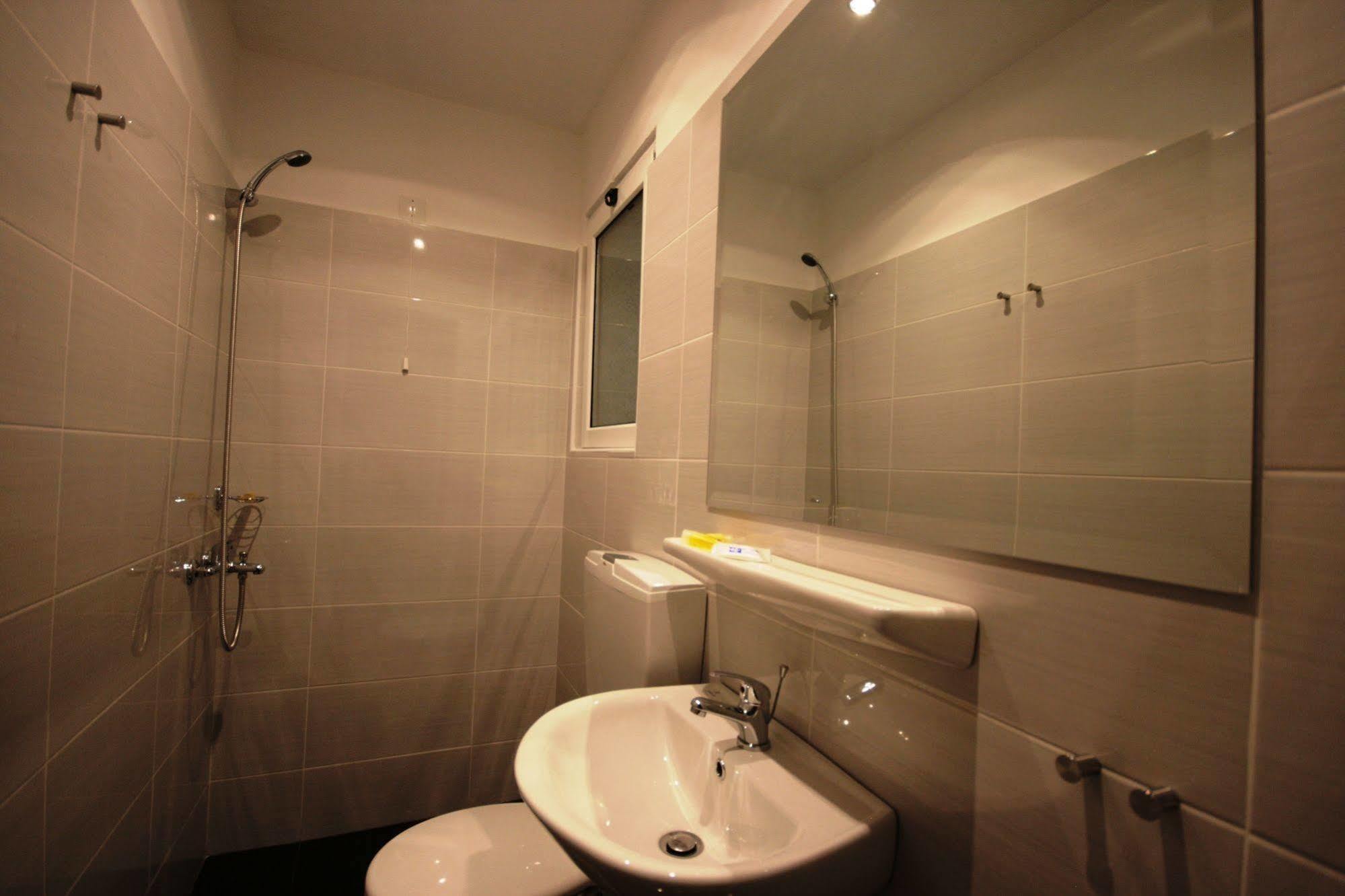 Vienna Hotel Athena Bagian luar foto