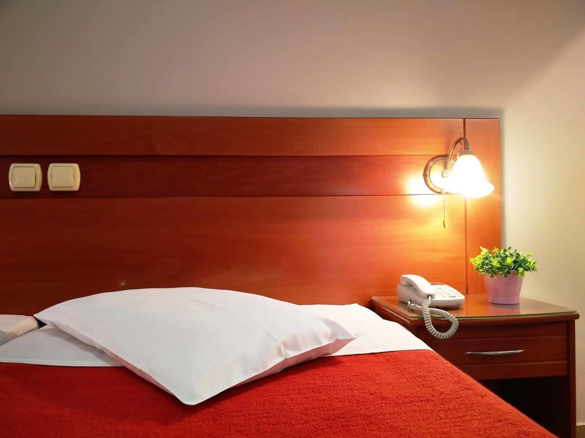 Vienna Hotel Athena Bagian luar foto