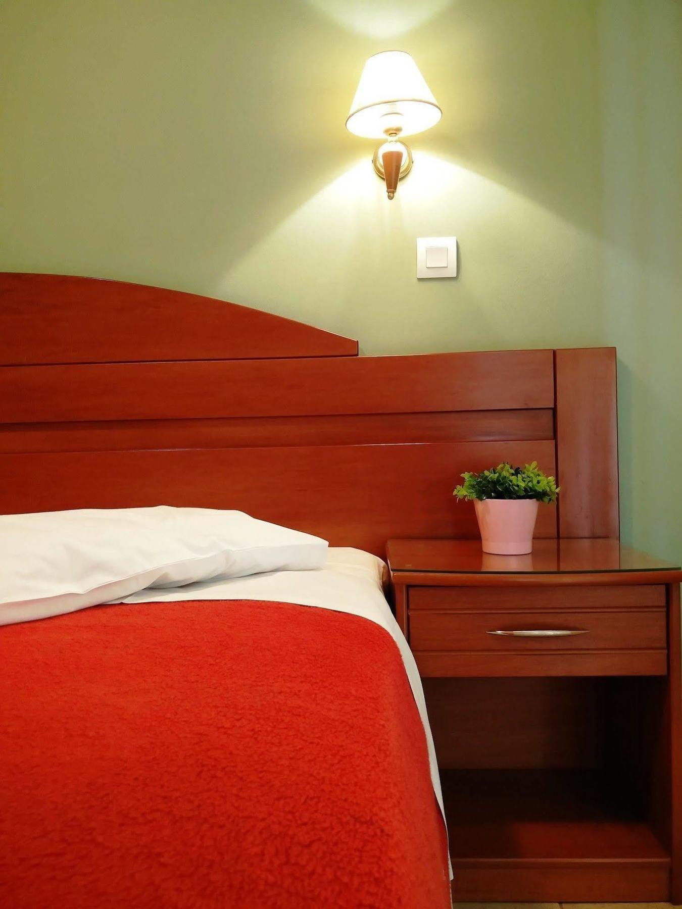 Vienna Hotel Athena Bagian luar foto