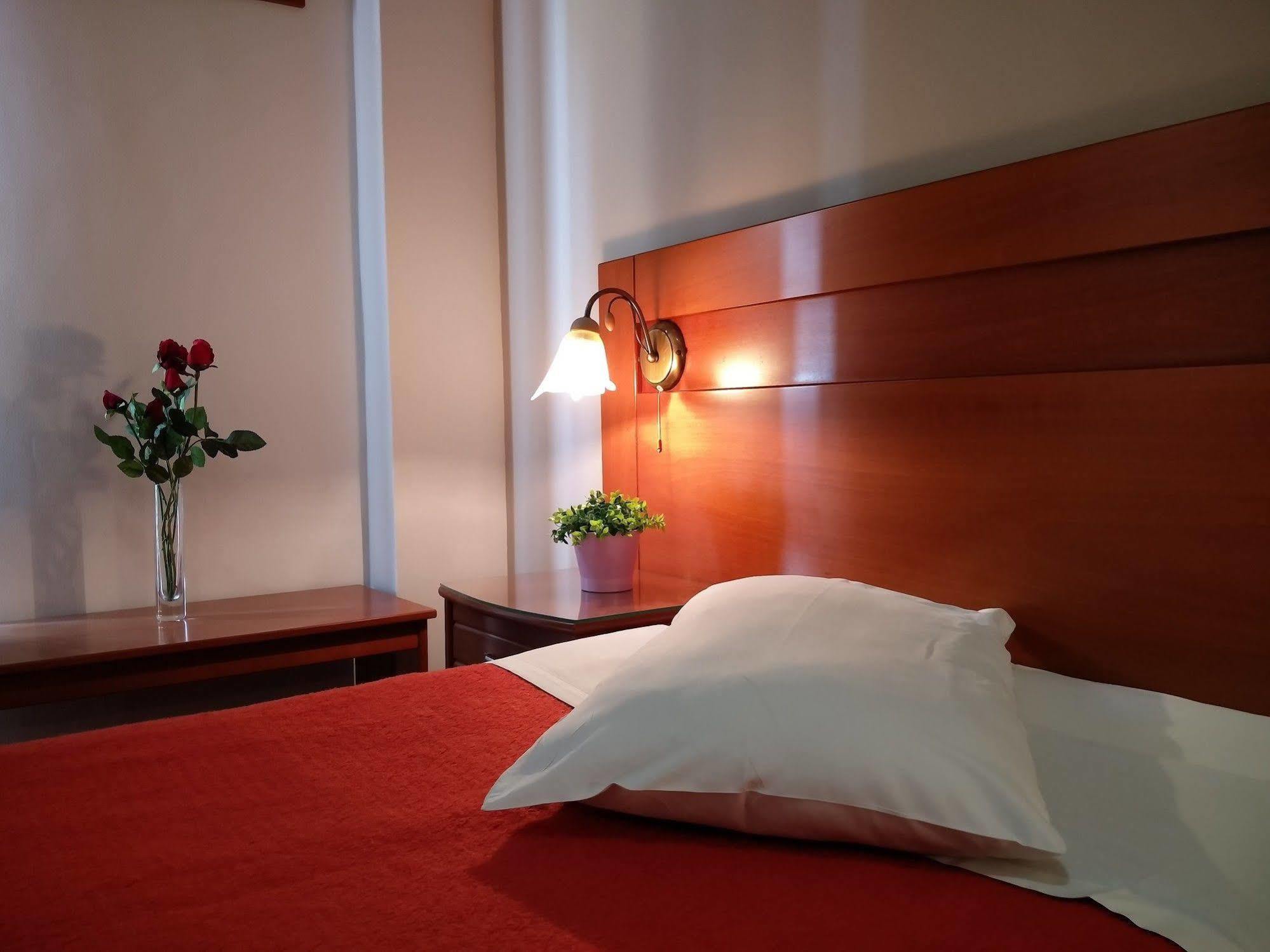 Vienna Hotel Athena Bagian luar foto