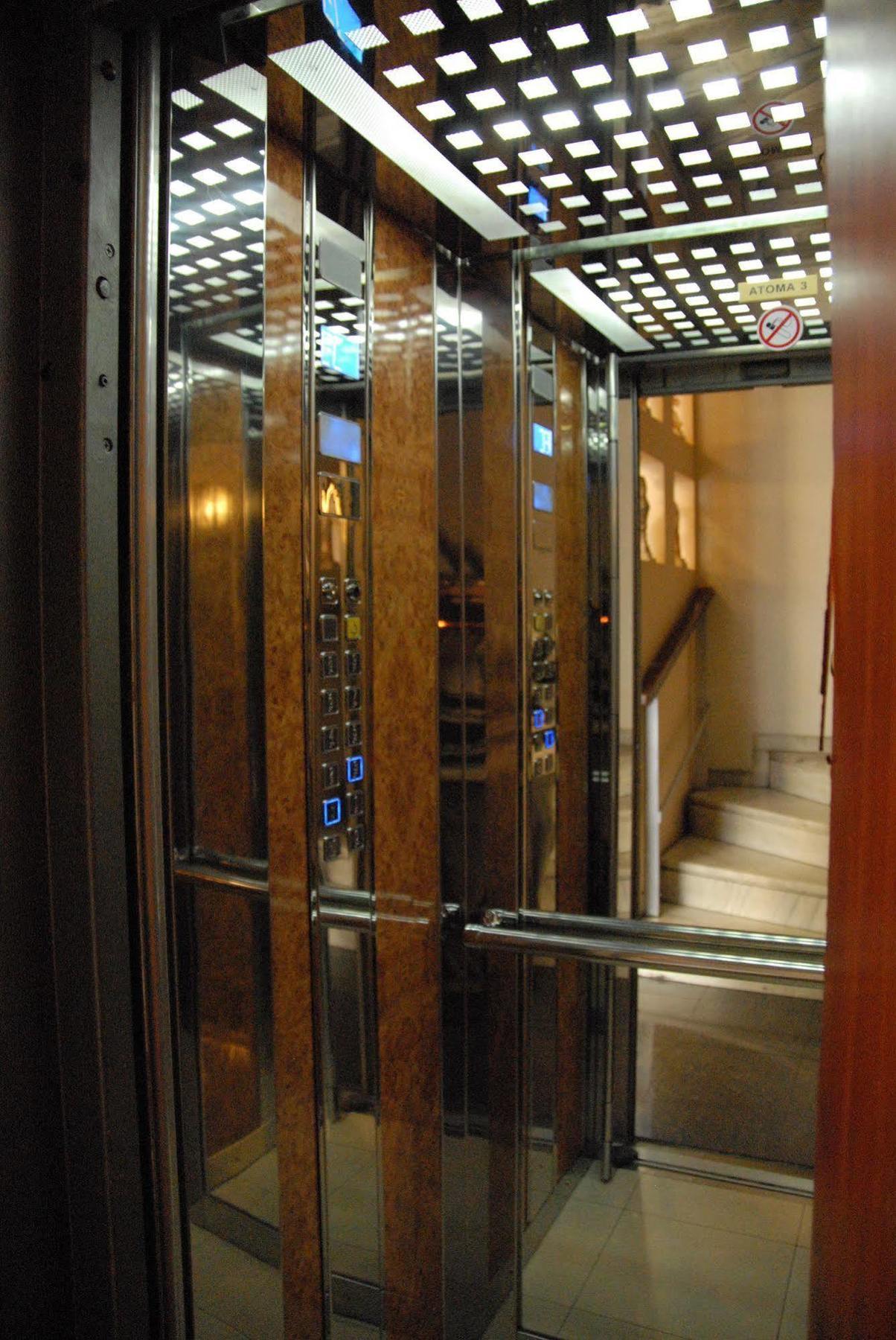 Vienna Hotel Athena Bagian luar foto