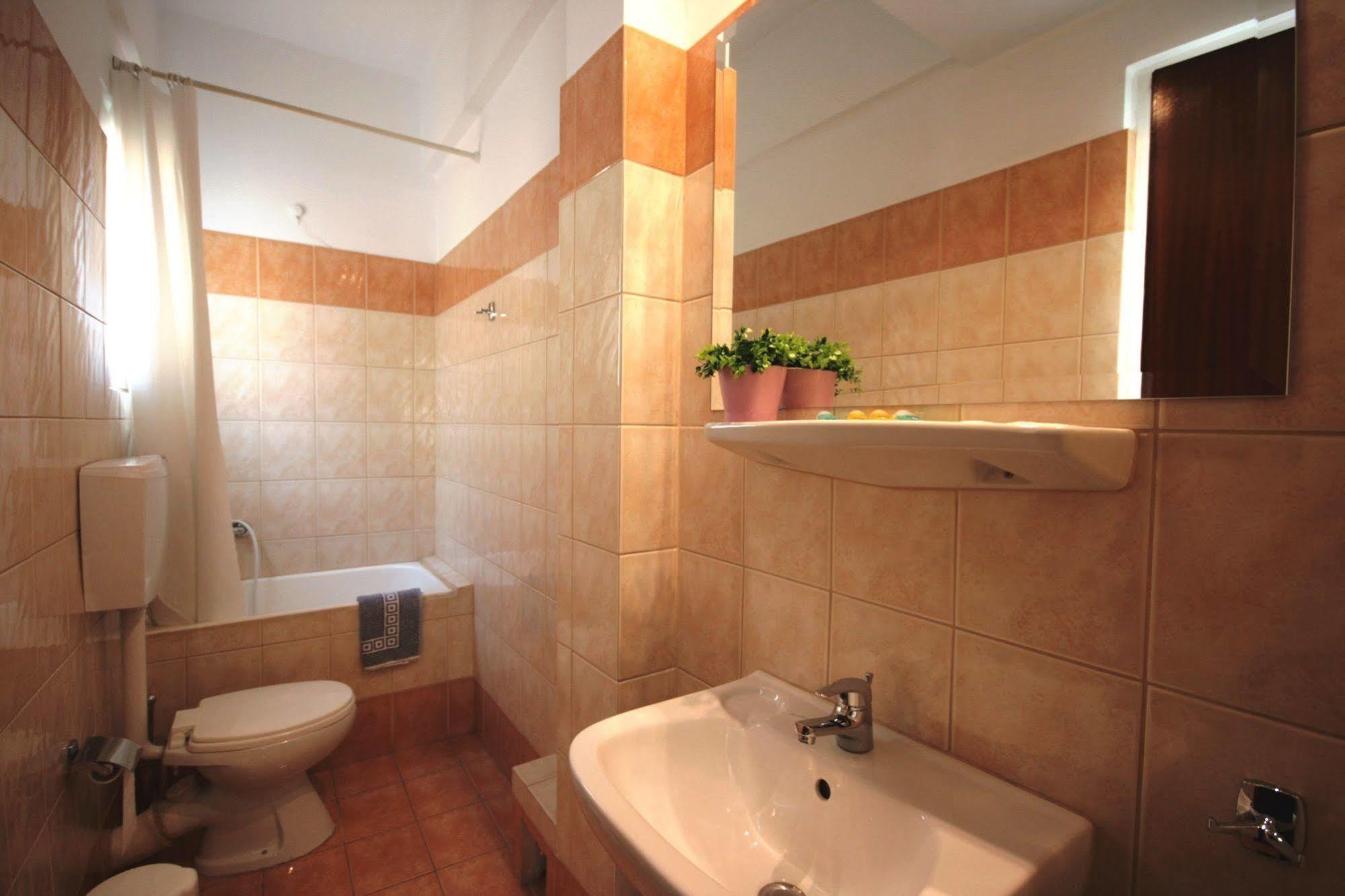 Vienna Hotel Athena Bagian luar foto
