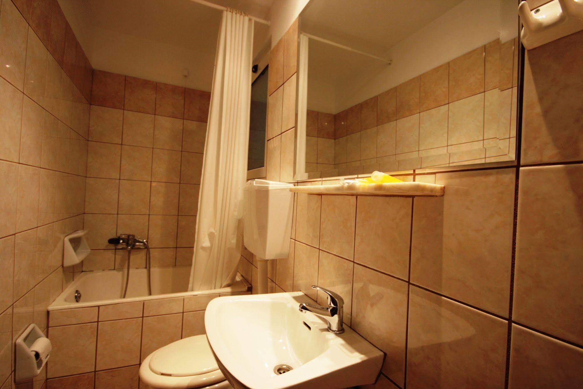Vienna Hotel Athena Bagian luar foto