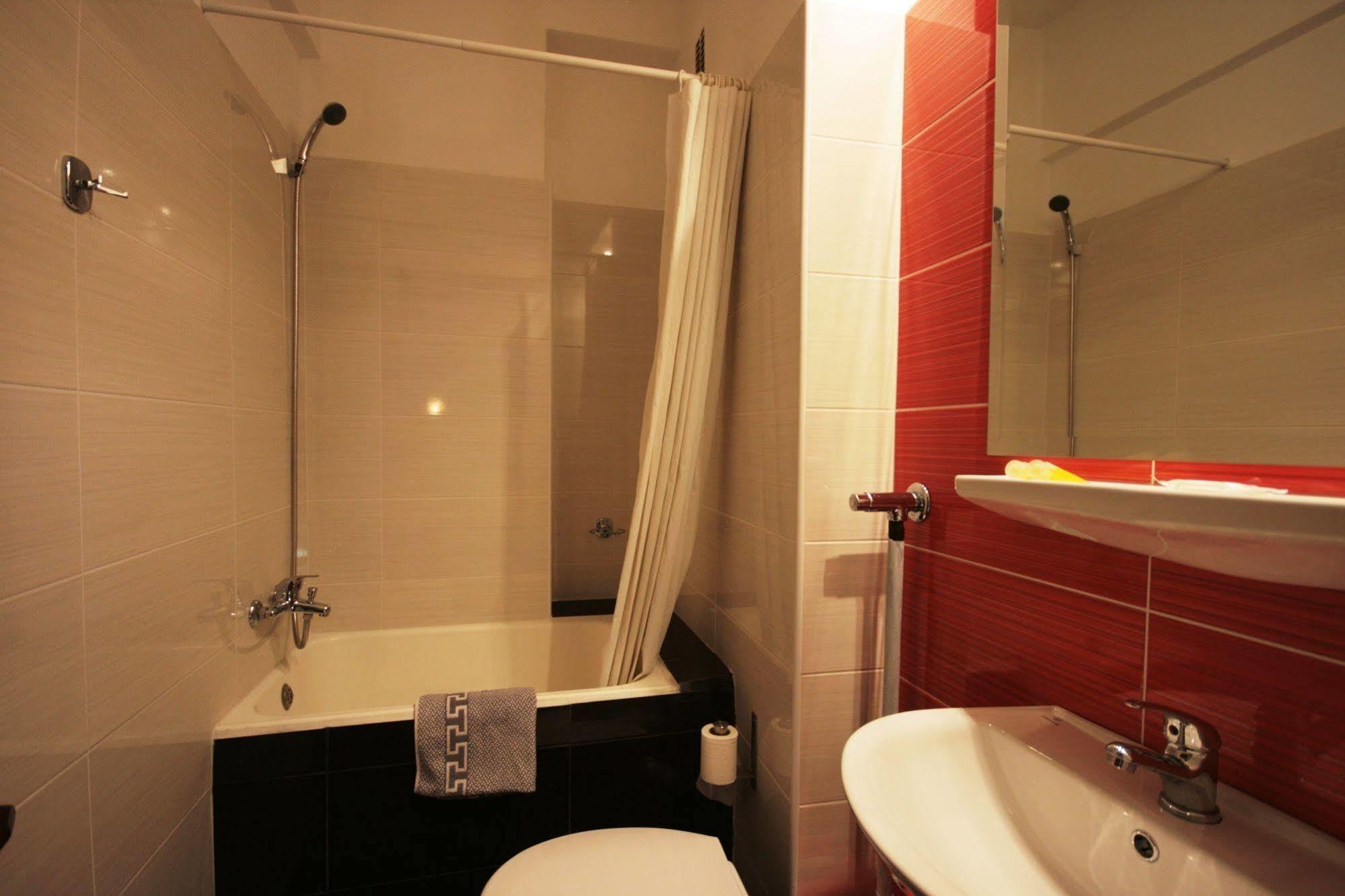 Vienna Hotel Athena Bagian luar foto