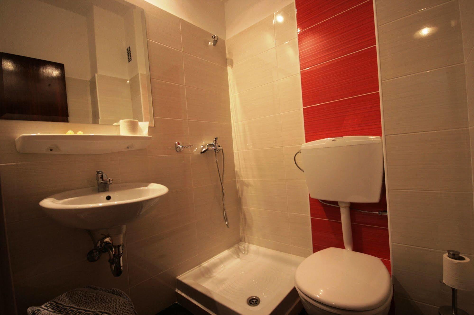Vienna Hotel Athena Bagian luar foto