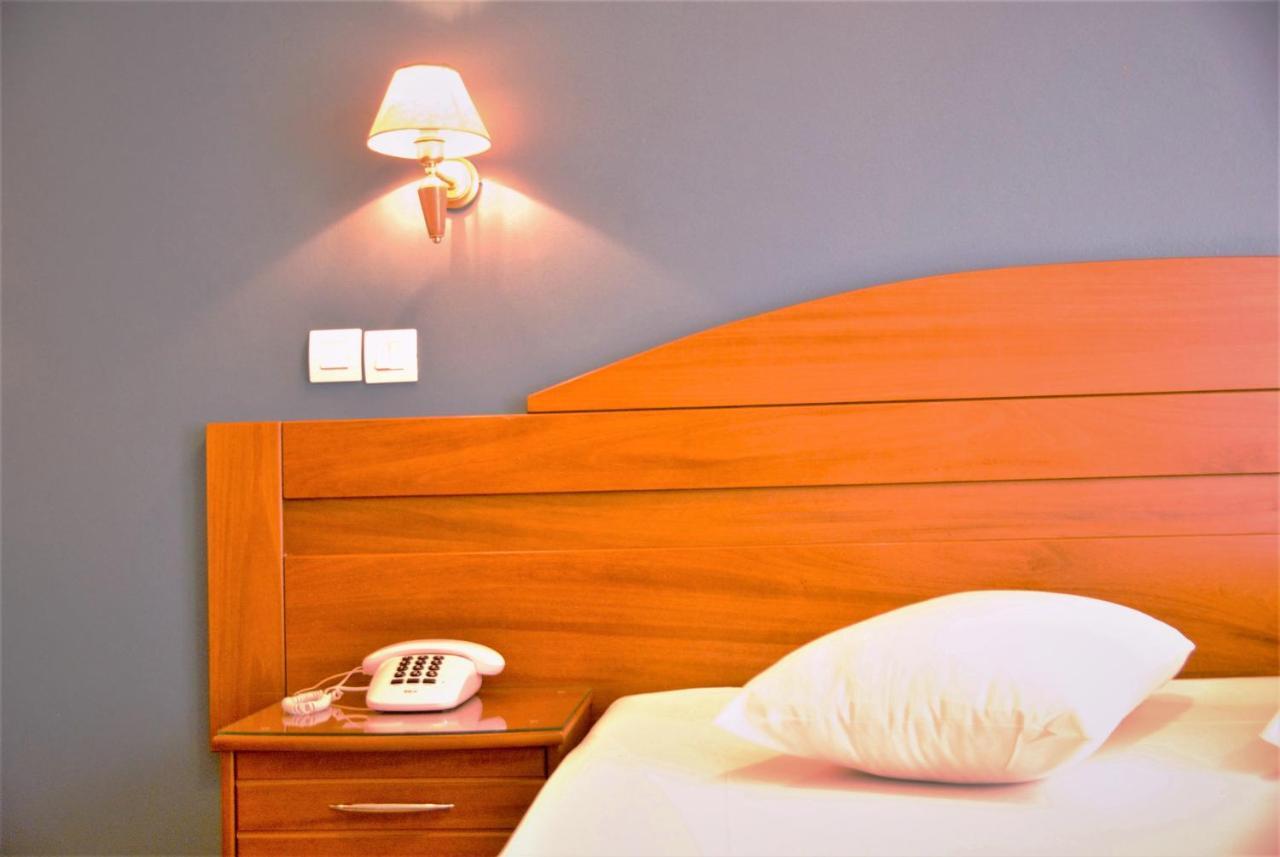 Vienna Hotel Athena Bagian luar foto